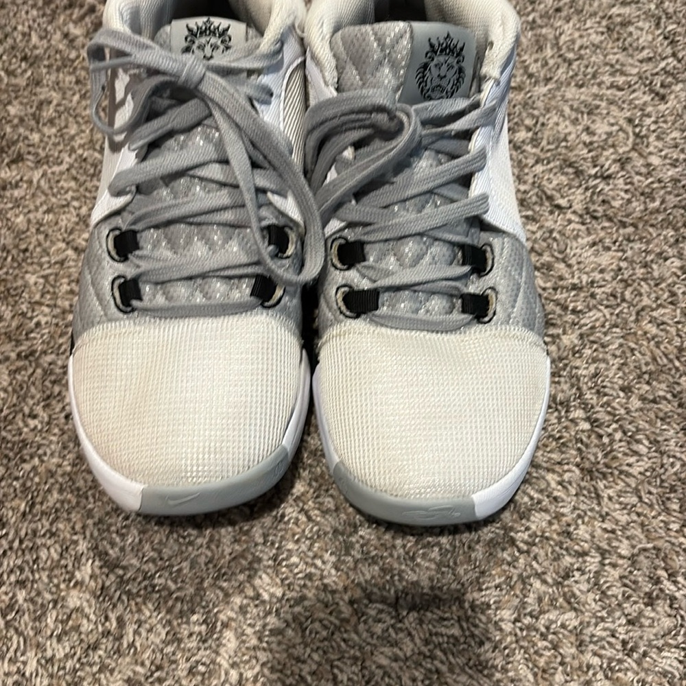 Nike MLB Gray and White Athletic Shoes with Modern Design